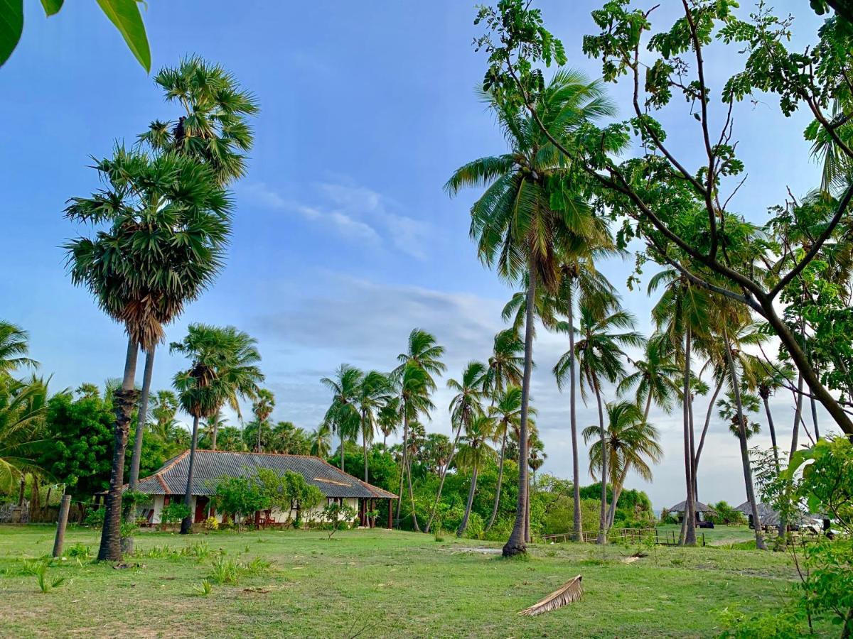108 Palms Beach Resort Trincomalee Exterior photo